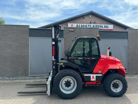 Onze verhuurvloot is weer uitgebreid! Recent hebben we 5 nieuwe Manitou ruwterreinheftrucks toegevoegd: