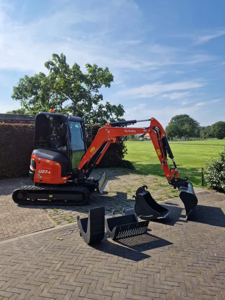 Een splinternieuwe Kubota U27 voor Nijenhuis Grondwerk en Sierbestrating