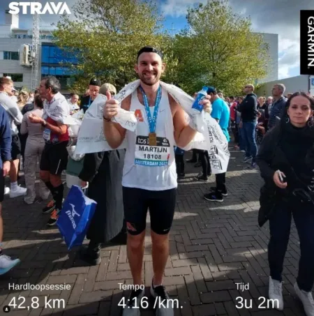 Martijn volbrengt de Marathon van Amsterdam in 3.03.29